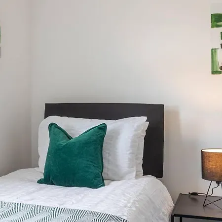 3 Bed Duplex In - Sleeps 6 Apartment *