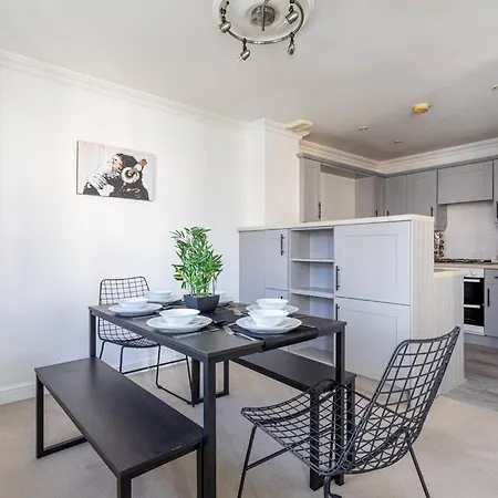Apartment 3 Bed Duplex In - Sleeps 6 *