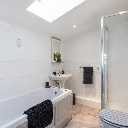 Apartment 3 Bed Duplex In - Sleeps 6 *